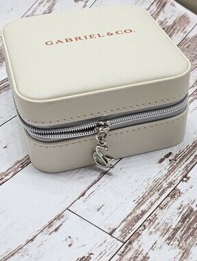 GABRIEL & CO. Cream Jewelry Travel Case